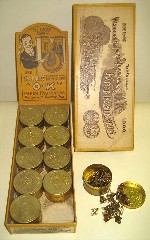 1903 Washburne's OK Paper Fasteners containers in box.jpg (27291 bytes)
